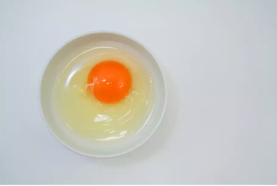 Egg whites and whole egg in a bowl for UAE health guide